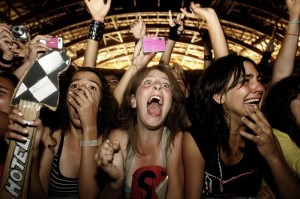 Fans of German rock band Tokio Hotel scream during a concert in Lisbon June 29, 2008.   REUTERS/Nacho Doce (PORTUGAL)